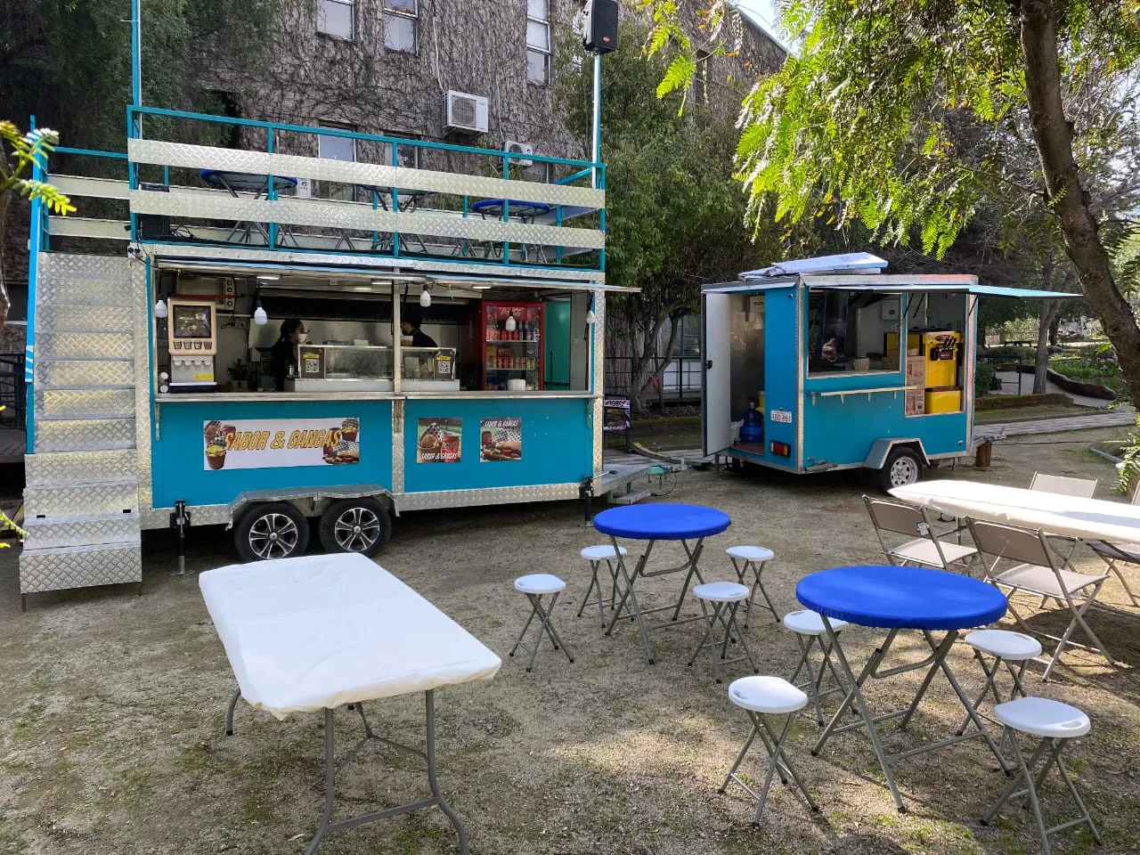 El carro y sus mesas listos para recibir clientes