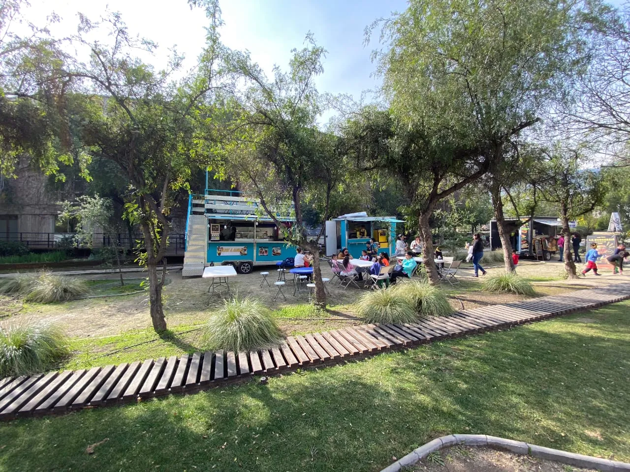 El carro instalado en un parque, vista amplia