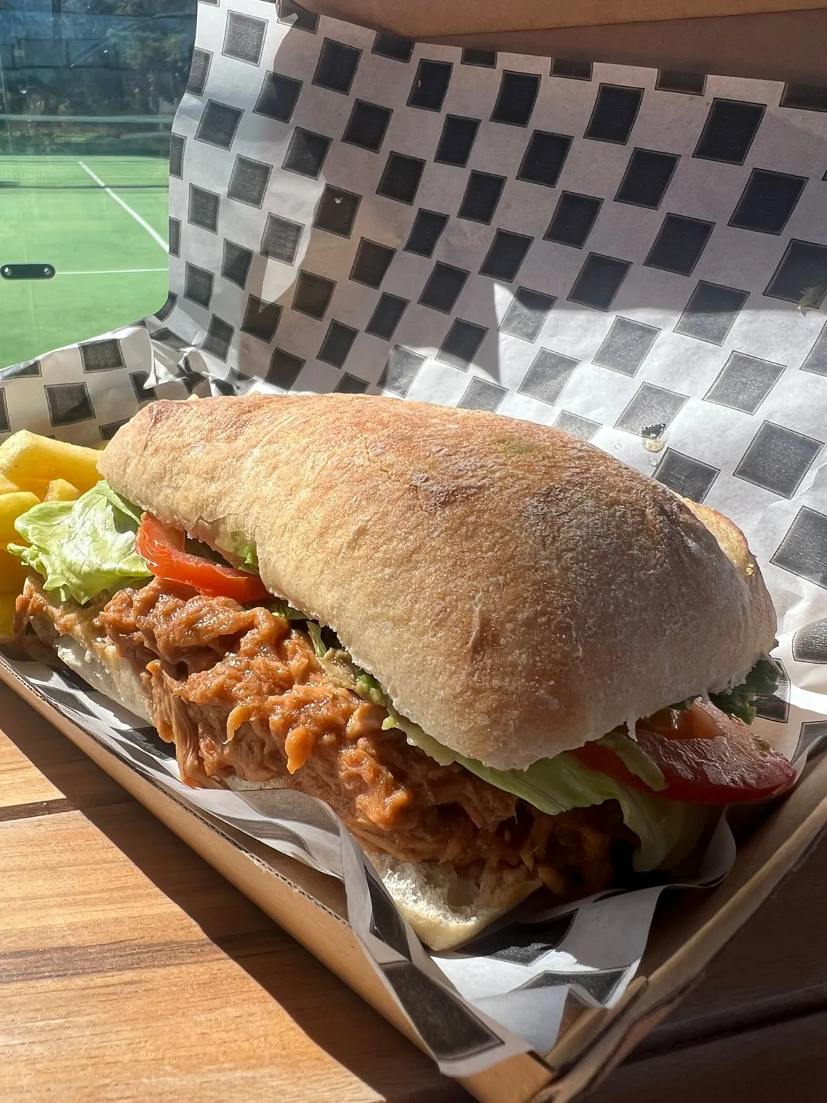 Sandwich de mechada a la campestre con lechuga y tomate