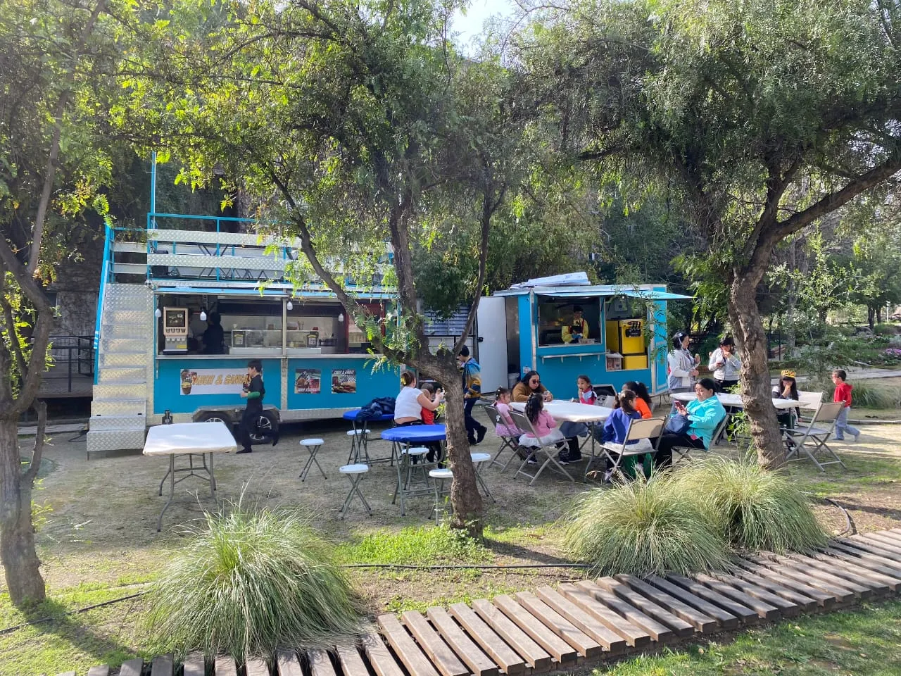El carro de Sabores & Gangas entre los árboles